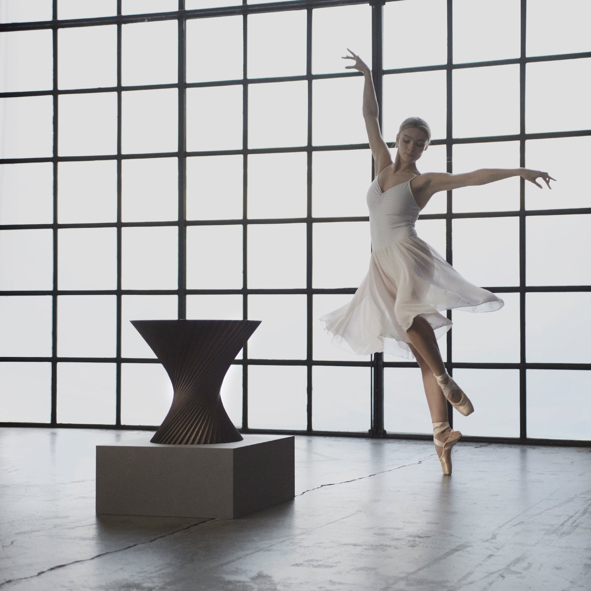 Hyperbel™ side table / Oak smoked