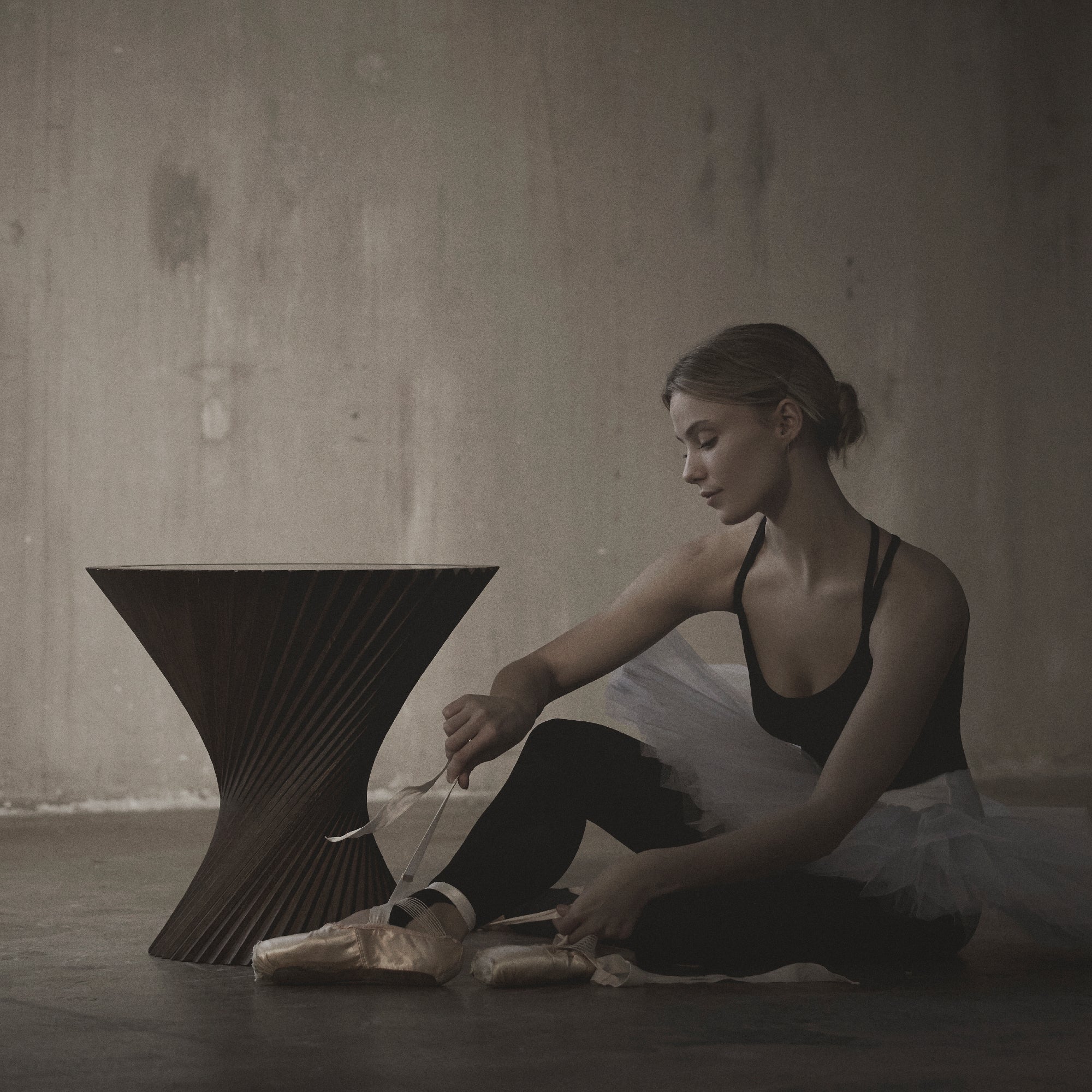 Hyperbel™ side table / Oak smoked