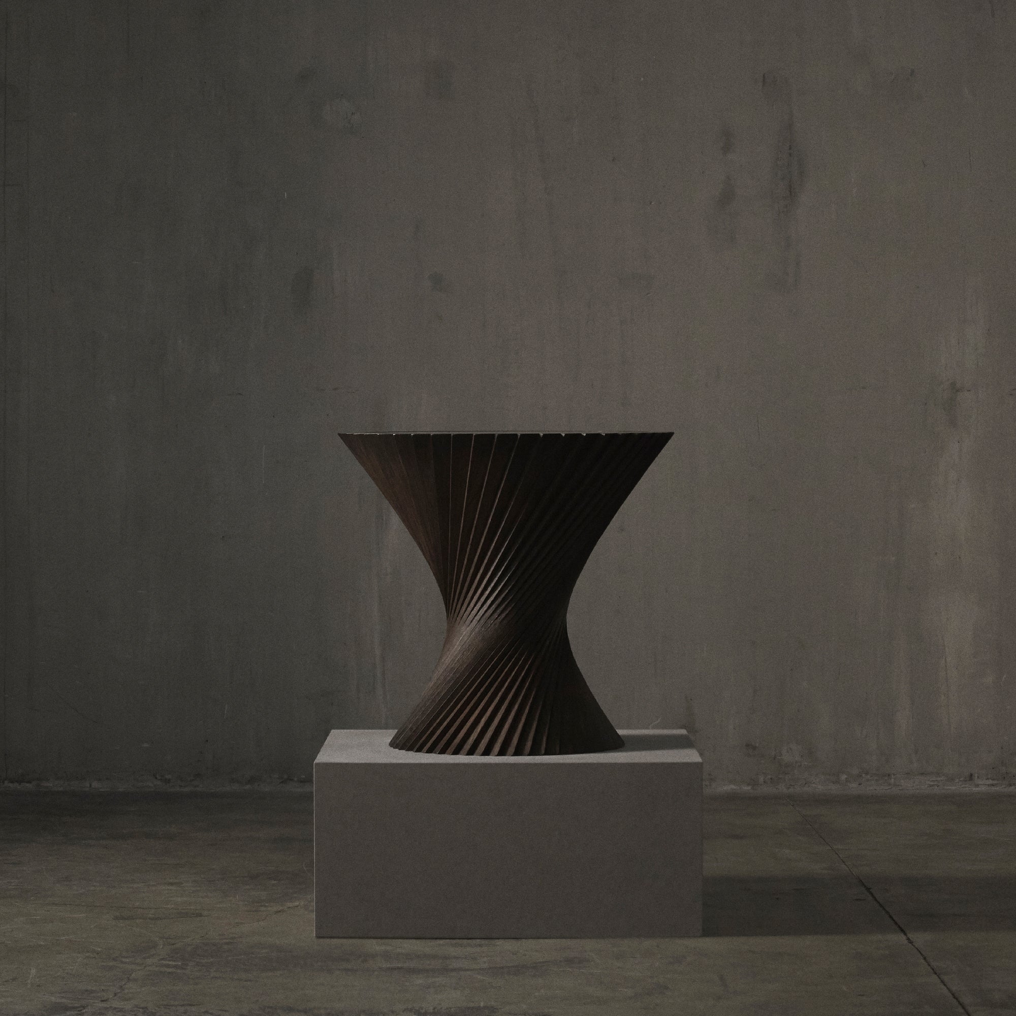 Hyperbel™ side table / Oak smoked